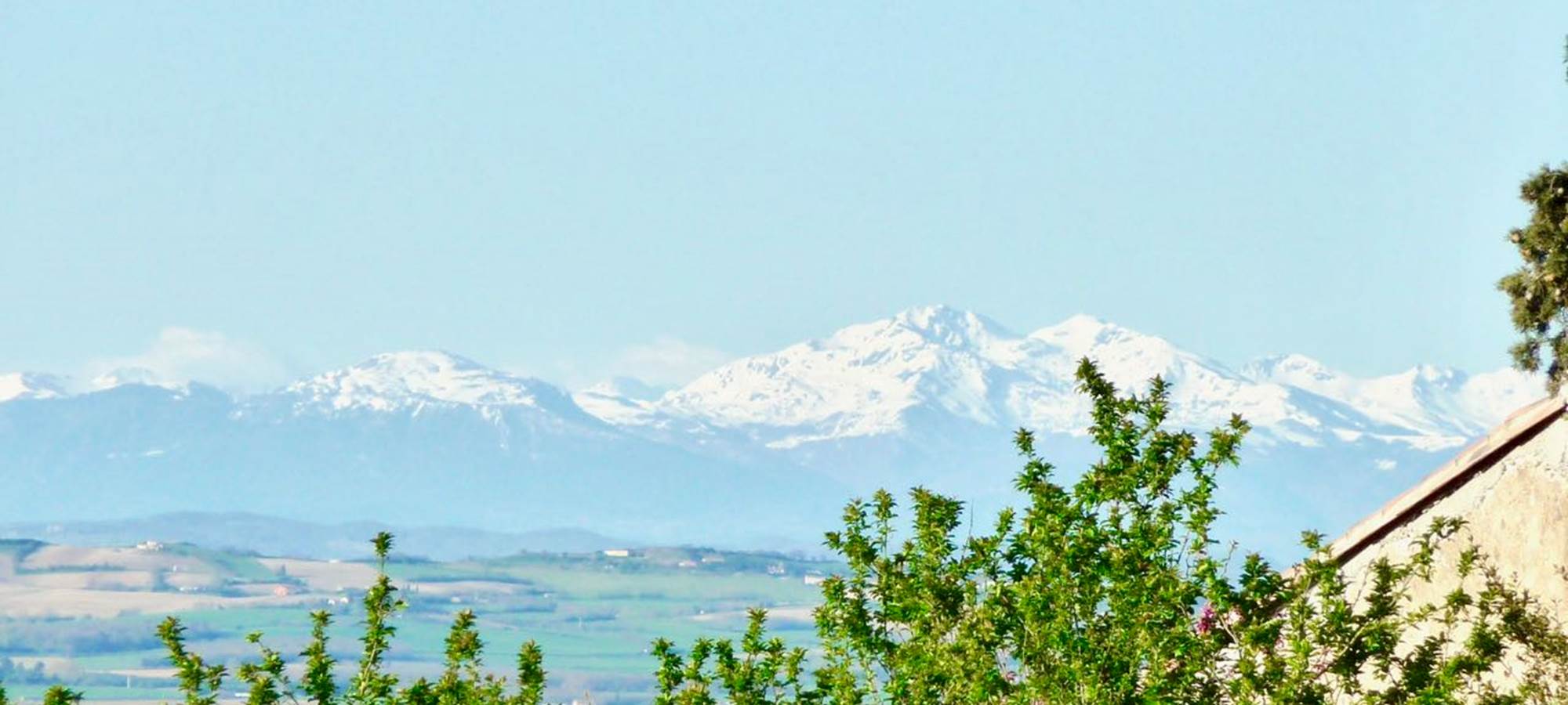 La vue sur les Pyrénées depuis les chambres d'hôtes la Rougeanne à Carcassonne, Canal du Midi, Aude Pays Cathare, Guide Michelin