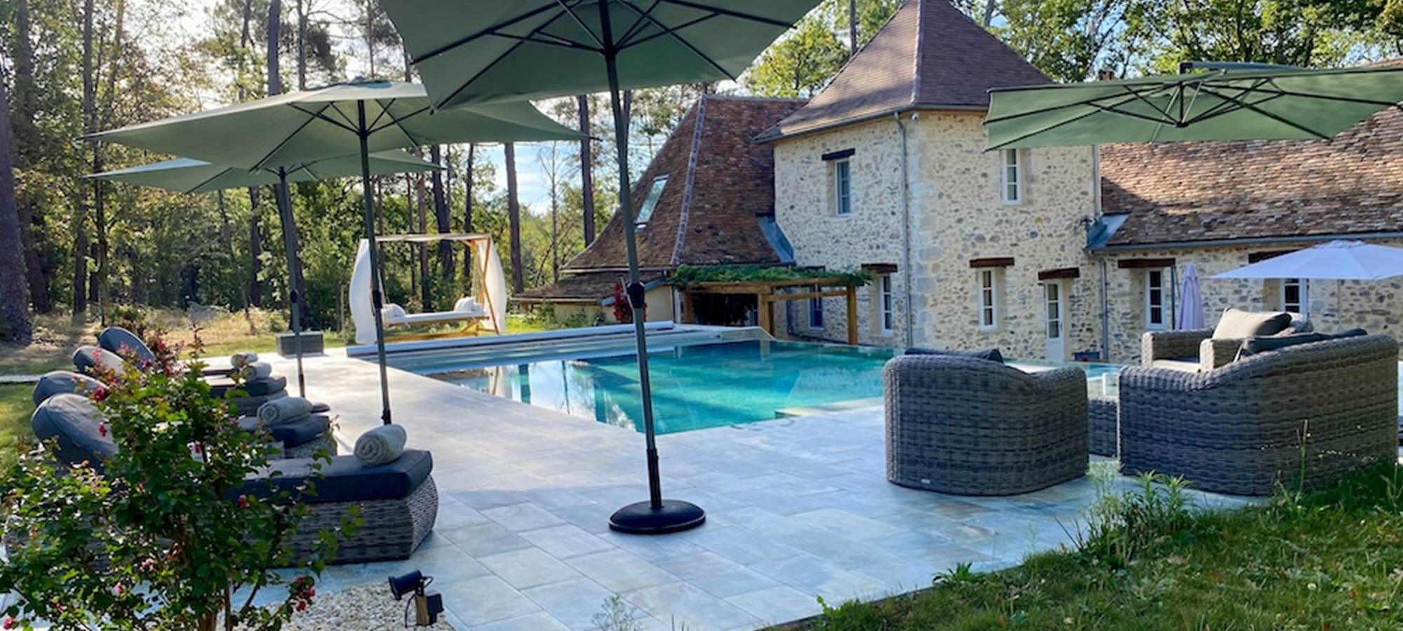 parasols-piscine-bergerac-perigord