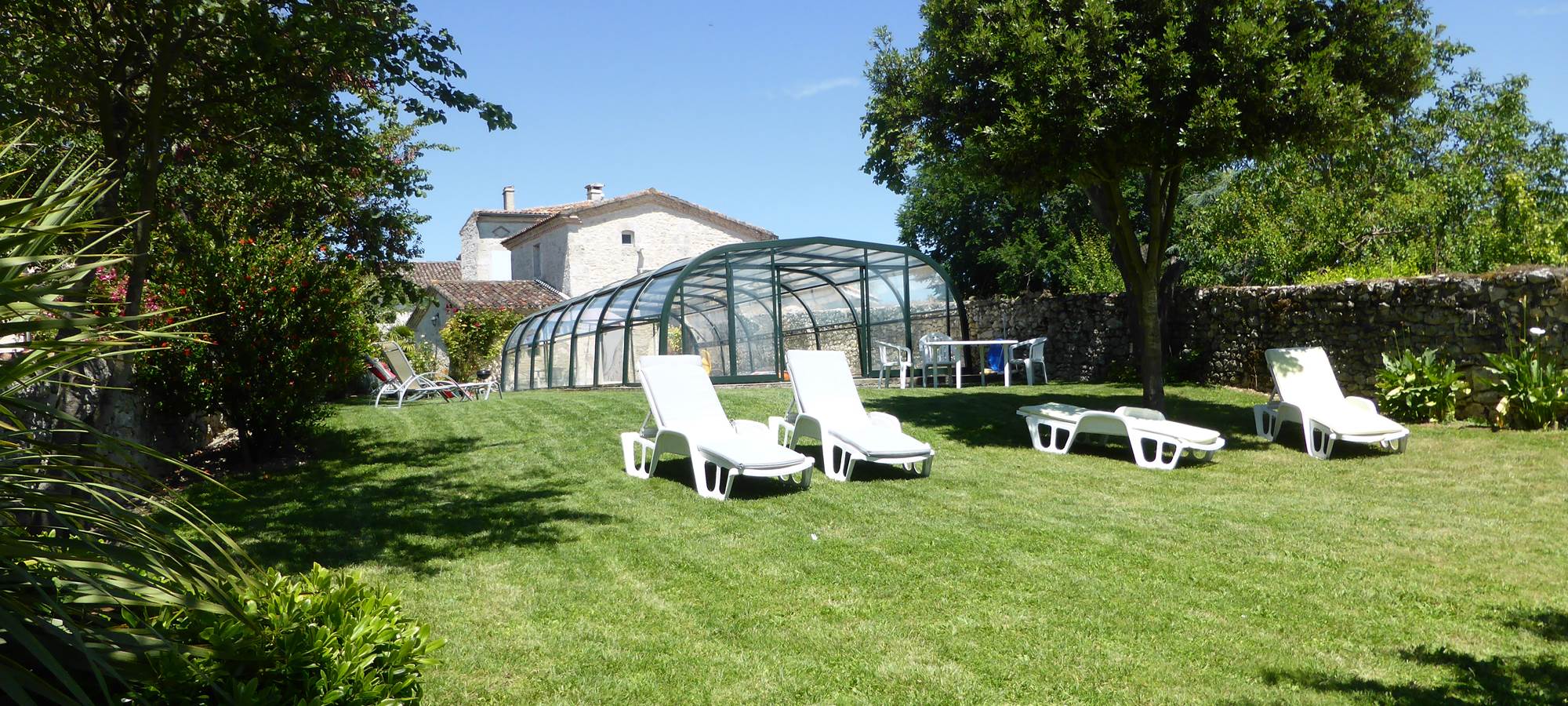 Saint Roch jardin piscine.jpg