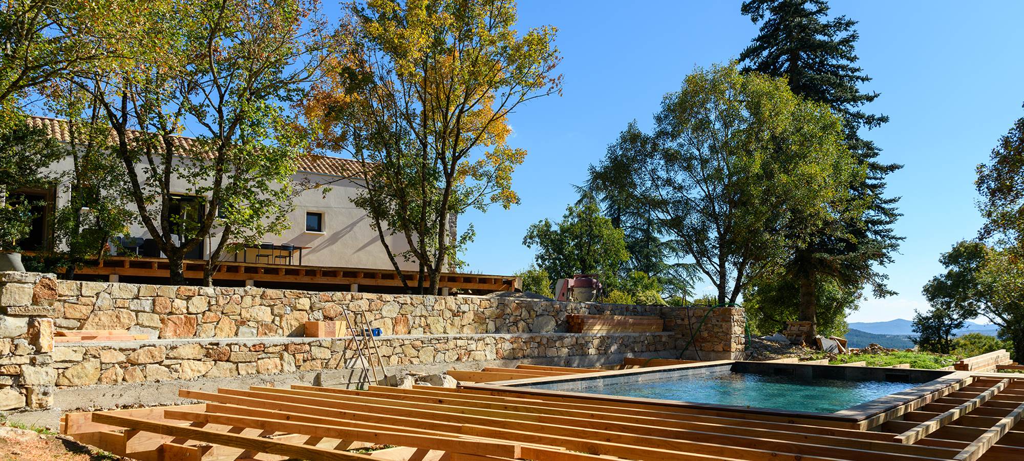 terrasse piscine en cours de construction (octobre 2025)