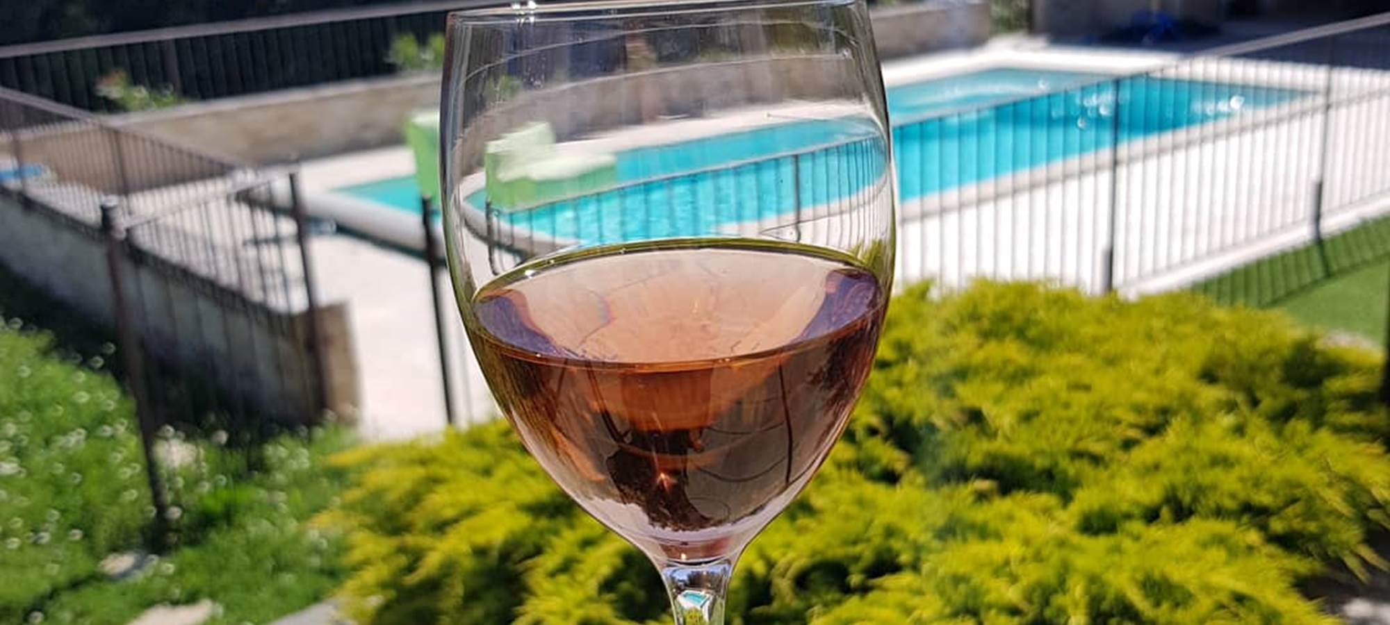 Prendre_l'apéro_au_bord_de_la_piscine