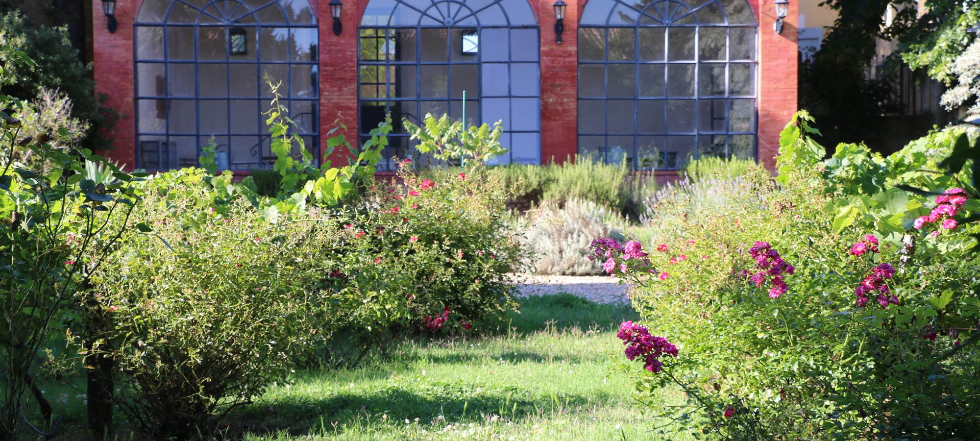 L'orangerie dans le parc des chambres d'hôtes la Rougeanne dans l'Aude