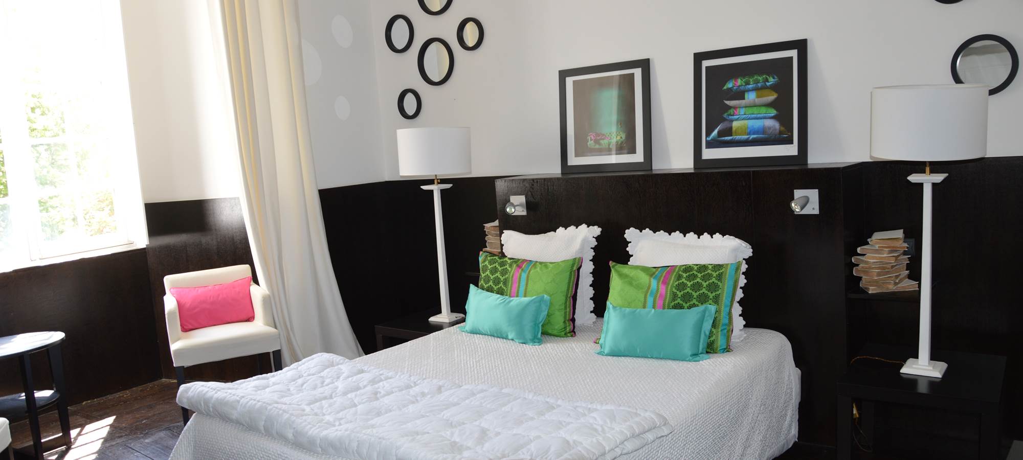 chambre Orchidée avec la vue dur le parc du chateau et le lac du causse