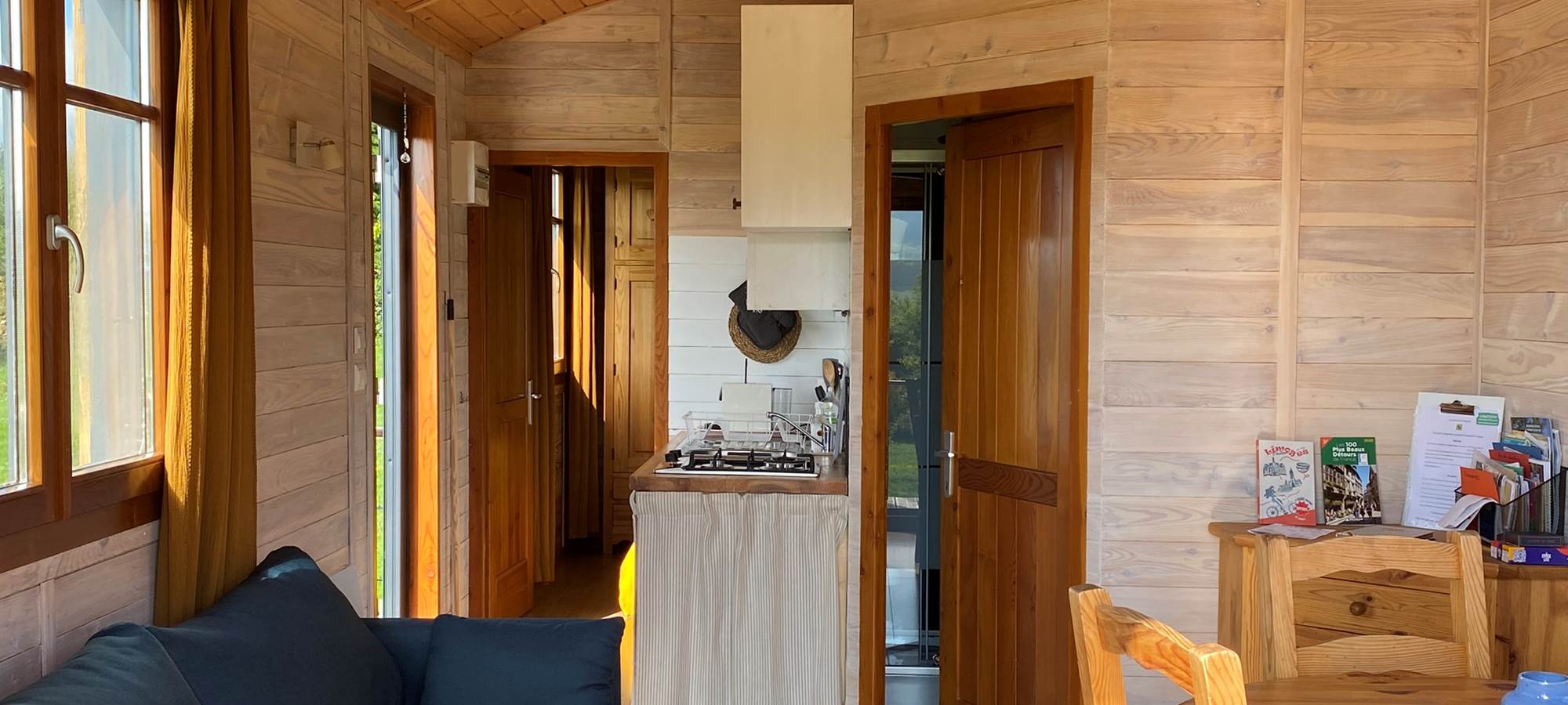 Les terres de la chouette, intérieur roulotte du verger