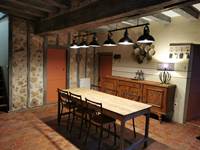 Le coin Salle à manger avec sa cheminée du gîte Le  Pelerin