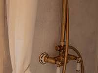 Laiton jusque dans la salle de bain