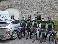 Equipe cycliste semi-professionnelle en séjour au gîte