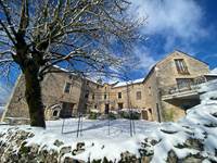 Maison sous la neige