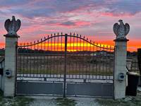 coucher-soleil-maison-vignes_mas-des-anges_soussans-margaux_couple-romantique-vignoble.jpg