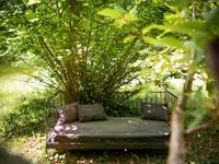 Banquette sous les arbres au Domaine Sainte Raffine