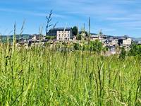 Sur la route du village situé à 3 Kms de la propriété