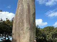 Le grand menhir près de Plouarzel rappelle l’héritage mégalithique breton à découvrir depuis les Chalets de Kerescar