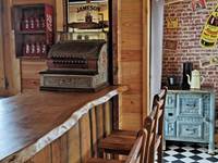 Bar style saloon en bois au Chalet Ouessant à Plouarzel, idéal pour des moments conviviaux en famille