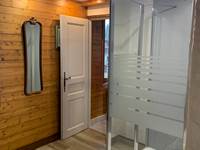 Entrée de chambre avec grande cabine de douche