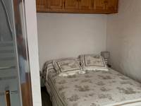 chambre avec cabine de  douche  et lit de 140