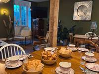 Petit déjeuner installé avec soin, prêt à être partagé dans une ambiance conviviale.