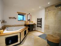 Salle de bain avec baignoire et douche