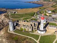Le phare et les paysages de la pointe Saint-Mathieu, à 20 minutes des Chalets de Kerescar