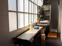 Salle de bains dans une galerie typique