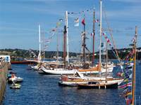 Les fêtes maritimes à Brest, à 20 minutes de Plouarzel, offrent une immersion bretonne authentique lors d’un séjour aux Chalets de Kerescar