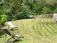 Vue sur le jardin arboré du Domaine Sainte Raffine dans le Quercy Blanc