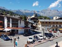 Vue du salon sur le syndicat du tourisme et  le parking .Chaines des ARAVIS derrière