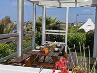Petit-déjeûner en terrasse au chalet Beniguet, vue sur la Baie de Porspaul à Plouarzel