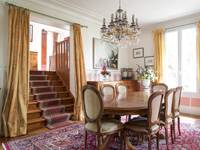 salle à manger et chambre bibliothèque
