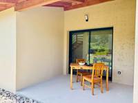 Terrasse privative avec 1 table et 4 chaises
