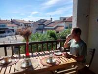 Petit déjeuner sur la terrasse ensoleillée
