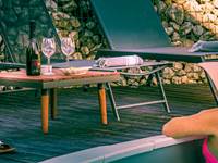 Apéritif au bord de la piscine au Manoir du Colombier, gite 4 étoiles à 1h de Genève.