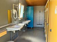 espace douche avec sèche-cheveux, table à langer