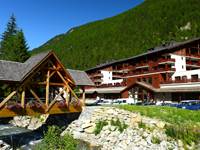 La résidence, proche d'une rivière