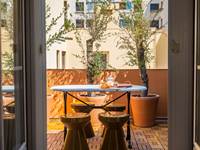 Pause repas sur une table en marbre, à côté des oliviers. Terrasse est.