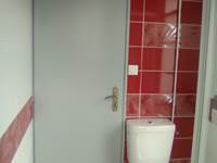 SALLE DE BAINS AVEC TOILETTES SURELEVEES