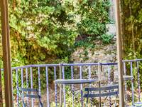 balcon privé avec vue jardin verdoyant