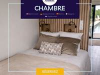 Chambre confortable avec lit double et rangements, offrant un espace calme et reposant pour des nuits agréables dans un cadre paisible.