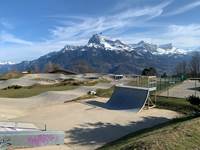Piste de skateboard et velos juste à coté de l'église