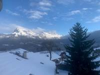 Fenetre 1 et 2 cuisine avec vue sur le toit de la ferme et sur la pointe percée