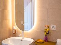 Des courbes et des lumières chaleureuses pour prendre soin de soi dans la salle de bain.