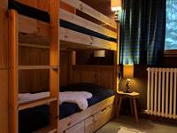 et un lit superposé  dans la chambre des enfants
