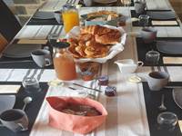 Petit déjeuner pain frais et viennoiseries