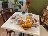 Petit déjeuner installé avec soin, prêt à être partagé dans une ambiance conviviale.