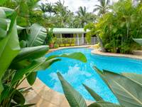 Piscine dans jardin tropical à Baobab et Palmiers ile de la Réunion