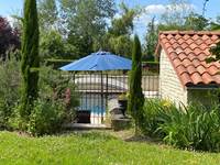 L'espace piscine clos par des murs et grilles