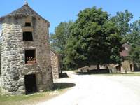 L'ensemble de bâtisses en pierre