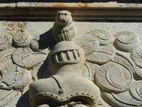 haume à tête de lion sculpté au-dessus du pont-levis
