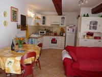 Le coin salle-à-manger et cuisine ouverte