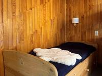 Un lit simple dans le chambre des enfants
