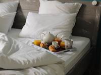 Petit-déjeuner romantique dans la chambre